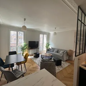 Apartman De, Párizs